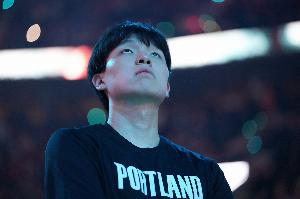 就这么打！杨瀚森卡位奋力保护后场篮板 并造成对手犯规