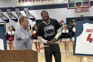 杰伦·格林高中球衣退役 太阳主教练和多位新队友到场支持