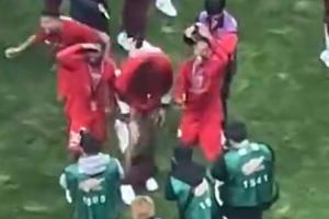 多少吧友干过这事海港夺冠后，蒋光太偷袭把古斯塔沃裤子脱了