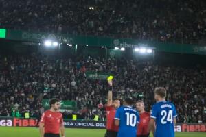 裁判第98分钟准时吹哨没给进攻机会，姆巴佩不满上前理论染黄