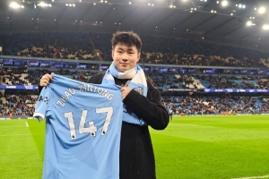 赵心童造访曼城主场展示斯诺克世锦赛奖杯，并获赠147号球衣