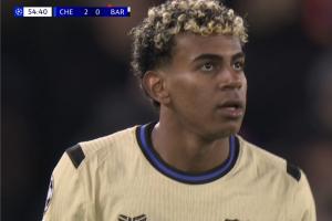 导播太懂了埃斯特旺精彩一条龙之后，镜头立刻给到亚马尔特写