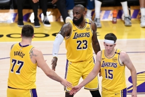 A史密斯：湖人需年轻人来搭配东契奇&里夫斯 而不是41岁的詹姆斯