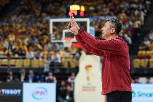 马健：在家门口输给韩国 我们的篮球距离现代篮球确实有点大