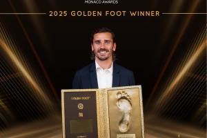 官方：34岁格列兹曼获得2025金足奖，击败罗德里、德布劳内等人