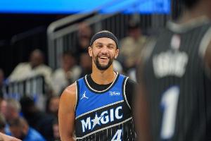 下半场有所回暖！萨格斯17中4&三分11中2拿到14分4板4断