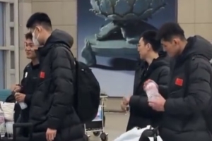 众人神情轻松！中国男篮已经抵达韩国 队长赵睿随队出征