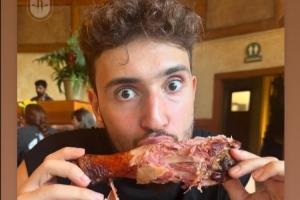 火箭官方晒申京吃火鸡照片嘲讽爵士！申京INS转发