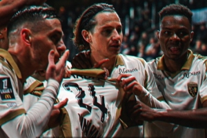 法甲-托万双响！朗斯2-1昂热，自2004年以来首次登顶法甲积分榜