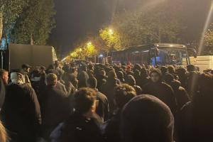 队报：遭遇6连败，尼斯球员及体育总监在训练基地遭极端球迷围堵