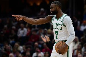 次节狂轰18分！杰伦·布朗半场14中9砍下22分2助1断