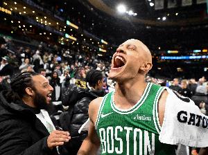 杰伦·布朗：沃尔什正逐渐放开自己 他每天都在进步为他开心