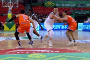 双外援撑起进攻！克罗斯20中12砍下31分10板 汉普顿拿到21分3助