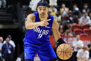 小内姆哈德本季首发时场均17分7.5助&三分命中率66.7% 球队3胜1负