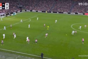 姆巴佩死球穿裆戏耍对手被对方推翻在地，主裁对姆总一通教育