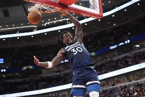 如入无人之境！兰德尔点飞防守杀入内线 轻松上演滑翔劈扣