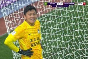 人麻了！王国明扑出法比奥点球被判重罚，一边喷水一边苦笑