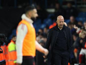 邮报：利物浦全面内讧！萨拉赫明逼宫斯洛特，后者遇生涯最大挑战