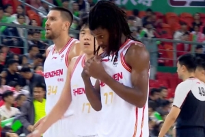 得分机器！史密斯半场11中7&三分7中4砍下19分7板3助