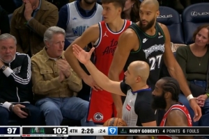 塔被推了！戈贝尔再被吹犯规 累计6犯离场&康利替补上场