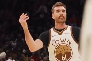 老大认可！斯潘塞命中三分后朝勇士替补席比数钱姿势 库里转发