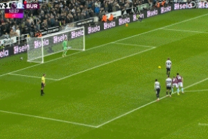 VAR介入判点！戈登上半场补时点球破门，纽卡半场2-0领先伯恩利