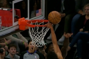 这不是干扰球？桑德斯单臂砸扣脱手拽筐球仍进