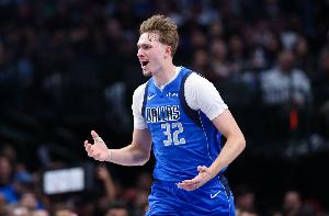 一飞冲天！弗拉格突破单臂抡圆战斧劈扣