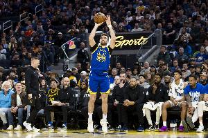 双向球员！斯潘塞近4场场均16分4板5.8助 投篮59.1% 三分75%