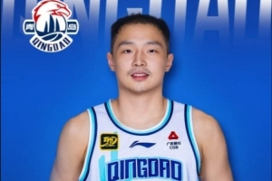 记者：青岛伤兵满营 胡小龙纪卓崴脚&王奕博肩伤复发&段昂君发烧