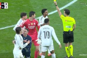 必然引发争议！加西亚2分钟连吃2黄，卡雷拉斯因抗议吃一黄一直红