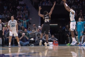 破荒！布兰登·米勒三分命中还造成犯规 加罚也有打成3+1