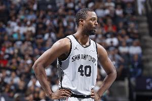 产量和效率都差不少！半场三分对比：马刺19中11 鹈鹕仅17中4