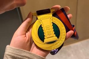 甜吴少聪女友晒足协杯冠军奖牌：男朋友带的苏州特产