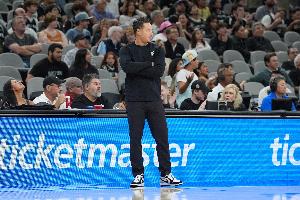 马刺主帅：球队今天缺乏专注力 卡斯尔复出状态不错&充满侵略性