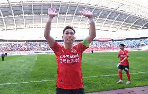 邦本宜裕续约辽足陷入困局 “要价年薪百万”不靠谱