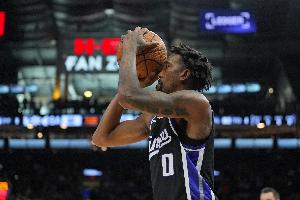 毫无手感！蒙克半场5中0未得分 仅拿4板1助