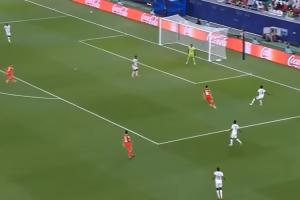 阿拉伯杯惊现逆天攻防球员巧射自家大门，对手前锋婉拒大礼