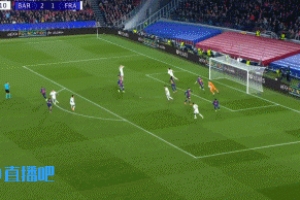 这没进！巴萨前场多打少，莱万做球，拉什福德近距离打门被封堵