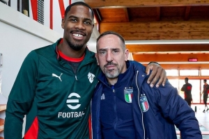 里贝里造访米兰训练基地，米兰官推晒照：欢迎来到米兰内洛！