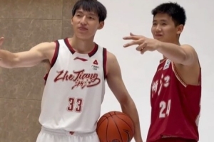 浙江男篮晒球队拍摄定妆照的花絮视频：吴前、陆文博等人出镜