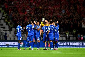 澎湃：亚冠濒临出局联赛无缘冠军，申花2025赛季并不成功