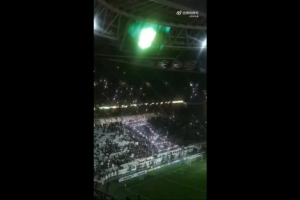 京媒：亚足联未批准国安展示足协杯奖杯，球迷用闪光灯组成奖杯