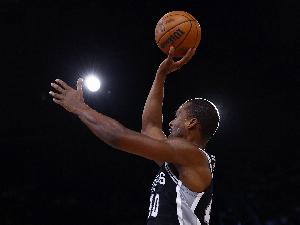 老将真稳！巴恩斯上半场17分钟8中4&三分6中3 砍下13分