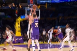 挡不住！东契奇胯下接撤步 迎着奥利尼克直接干拔三分再进！