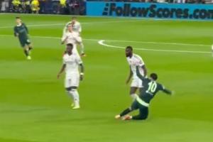 吕迪格蛮牛冲撞径直将谢尔基掀翻，谢尔基：？