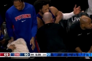 受伤了？康宁汉姆左臂不适替补席接受队医检查