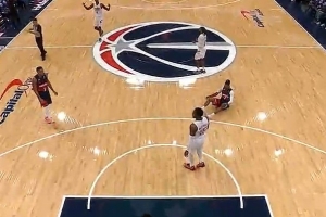 你是卧底吧？加兰三分还不中&11中0 回头三分犯规送卡林顿三罚