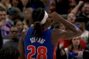 太可怕了！斯图尔特追身三分打停老鹰 分差30分