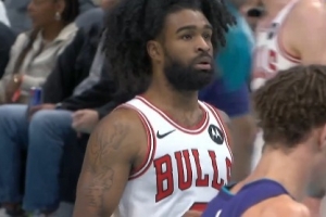 又打回来了！科比·怀特两罚全中 公牛三节末一波14-2追到只差1分